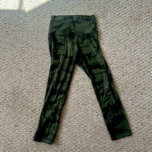 Camp LuLuLemon crop leggings